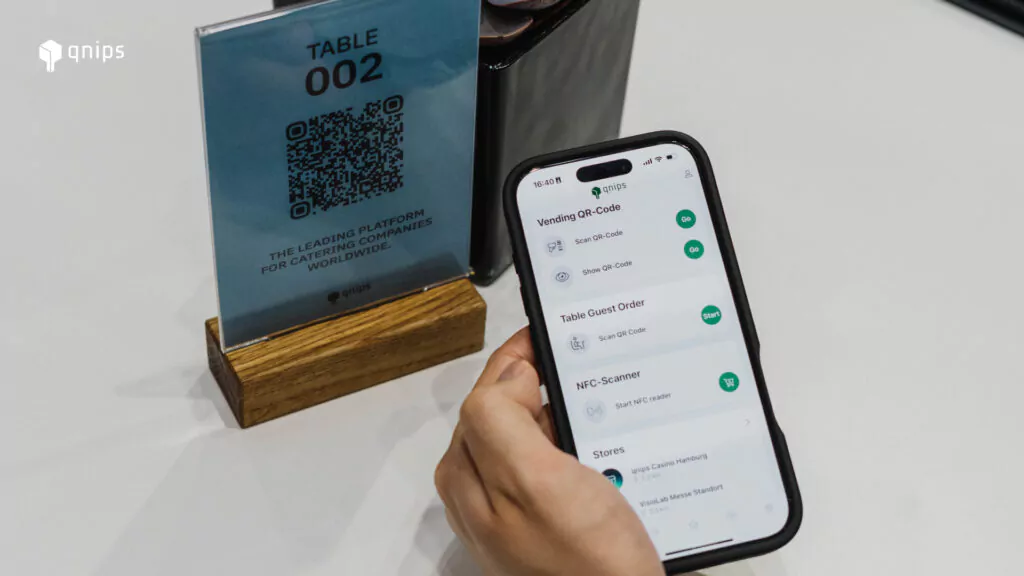 Das Bild zeigt einen Smartphone Bildschirm, auf dem die Ansicht der qnips App geöffnet ist, in der man einen Überblick über den Tischservice erhält.