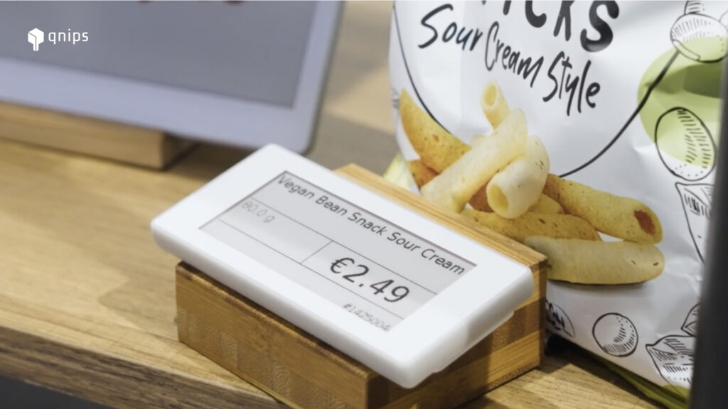 The image shows an NFC e-paper display that digitally shows the price and product name of the product.
